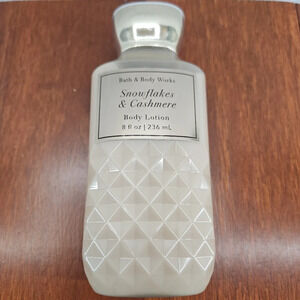 Bath & Body‎ Works Snowflakes & Cashmere Body Lotion 8 fl oz / 236 ml.